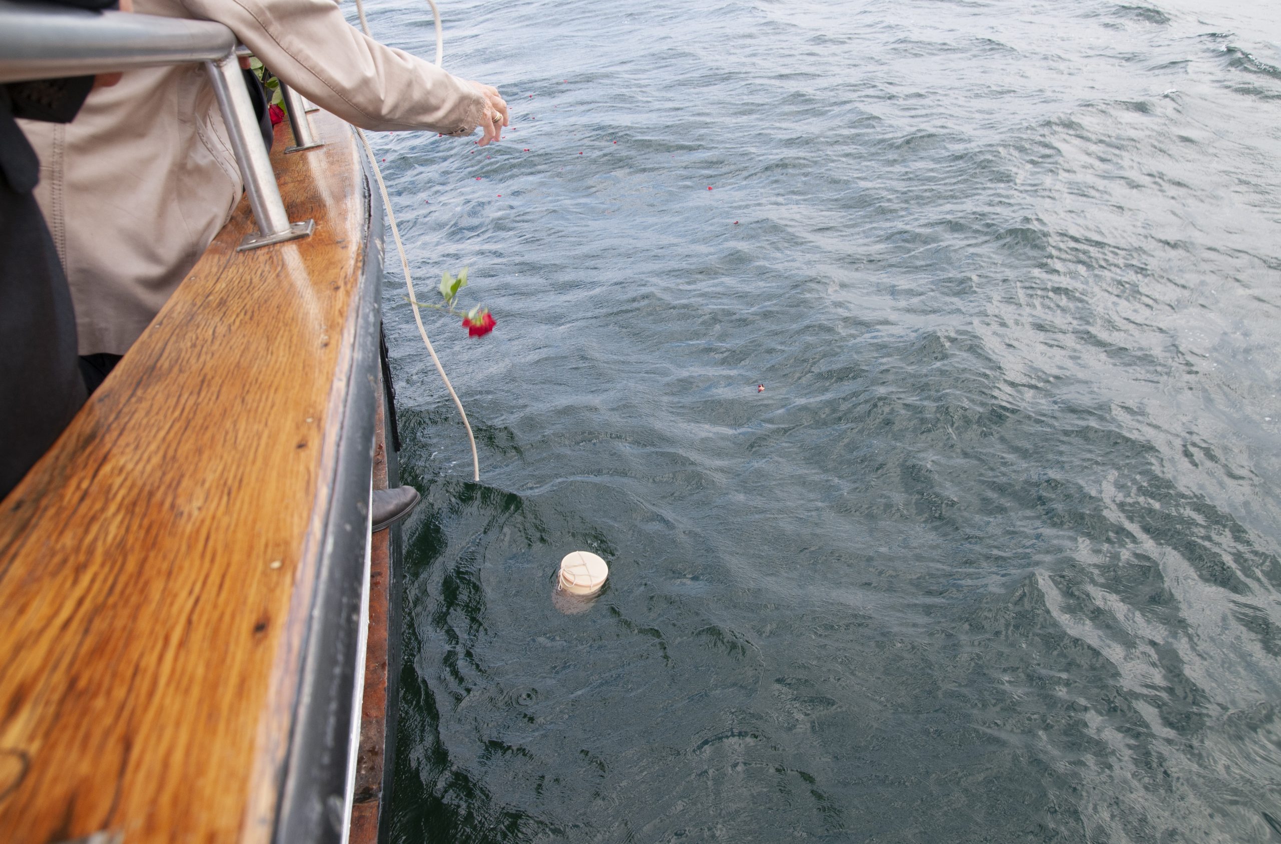 Bestattung auf hoher See, eine Urne mit den sterblichen Überresten wird dem Meer übergeben